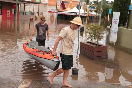 BRISBANE, AUSTRALIA - JAN 13 : Flood  Brisbane auchenflower area residents and tourists take to rafts January 13, 2011 in Brisbane, Australia のeditorial素材