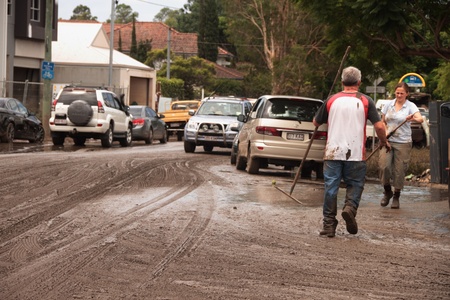 BRISBANE, AUSTRALIA - JAN 14 : Flood  Brisbane Fairfield area community volunteers clean up January 14, 2011 in Brisbane, Australia のeditorial素材