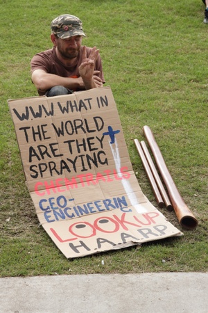 BRISBANE, AUSTRALIA - JUNE 6 : Man with anti polution sign at say Yes to carbon tax World Enviroment Day protest 6, 2011 in Brisbane, Australia のeditorial素材