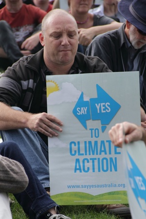 BRISBANE, AUSTRALIA - JUNE 6 : man with say Yes to climate action sign listening to rally speakers during World Enviroment Day say Yes protest 6, 2011 in Brisbane, Australia のeditorial素材