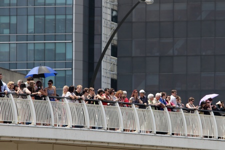 BRISBANE, AUSTRALIA  OCT 24 : Onlookers awaiting the English Royal boat coming down the Brisbane river form the William Jolly Bridge October  24, 2011 in Brisbane, Australia のeditorial素材
