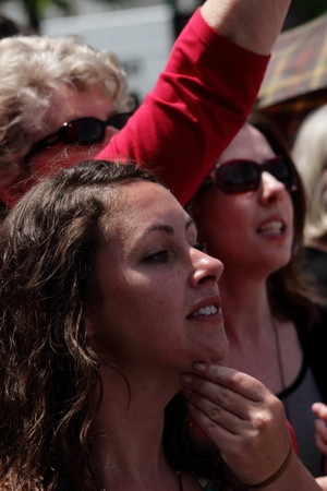 BRISBANE, AUSTRALIA  OCT 24 : Excited onlookers trying to peer over top of crowds to catch glance of Queen Elizabeth 11 October  24, 2011 in Brisbane, Australia のeditorial素材