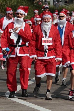BRISBANE, AUSTRALIA  NOV 27 :Unidentified people walk the  Variety Santa Fun Run November 27, 2011 in Brisbane, Australia のeditorial素材