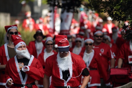 BRISBANE, AUSTRALIA  NOV 27 :Unidentified people walk the  Variety Santa Fun Run November 27, 2011 in Brisbane, Australia のeditorial素材