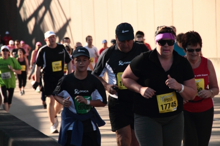 BRISBANE, AUSTRALIA - SEPTEMBER 02 : Unidentified runners  participating in the "Bridge to Brisbane" charity fun run on September 02, 2012 in Brisbane, Australiaのeditorial素材