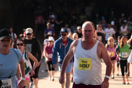 BRISBANE, AUSTRALIA - SEPTEMBER 02 : Unidentified runners  participating in the "Bridge to Brisbane" charity fun run on September 02, 2012 in Brisbane, Australiaのeditorial素材