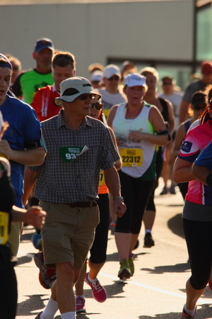 BRISBANE, AUSTRALIA - SEPTEMBER 07 : Unidentified runners  participating in the "Bridge to Brisbane" charity fun run on September 07, 2014 in Brisbane, Australiaのeditorial素材