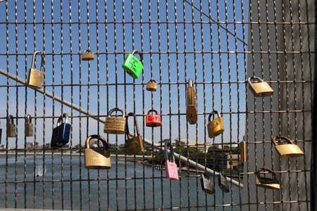 BRISBANE, AUSTRALIA - NOVEMBER 14: Love locks on kurilpa bridge during g20 city security lock down on November 14, 2014 in Brisbane, Australiaのeditorial素材