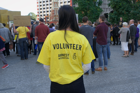 BRISBANE, AUSTRALIA - JUNE 20: Amnesty International volunteer at World Refugee Day Rally June 20, 2015 in Brisbane, Australiaのeditorial素材