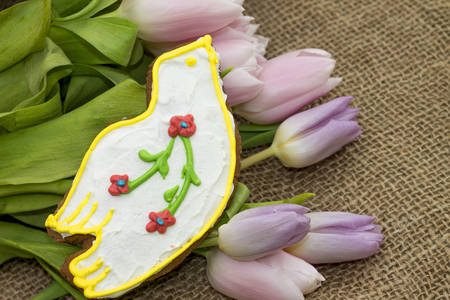 Tasty glazed gingerbread and bouquet of tulips. Studio photoの写真素材