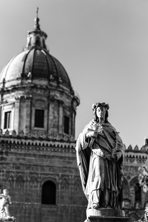 PALERMO, ITALY - SEPTEMBER 12 2015: Buildings in the City of Palermo on a warm late summer day. Statue in Front of the Cathedralのeditorial素材