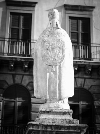 PALERMO, ITALY - SEPTEMBER 12 2015: Buildings in the City of Palermo on a warm late summer day. Statue in Front of the Cathedralのeditorial素材