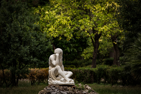 PALERMO, ITALY - OCTOBER 09 2017: Statue of thinking man in Park of Palermoの写真素材