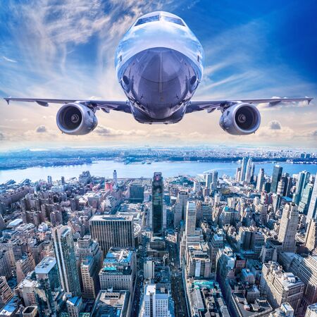 Airliner in the sky above new york cityのeditorial素材