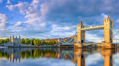 panoramic view at the famous tower bridge of londonの写真素材
