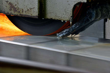 Processing of metal by grinding on a flat grinding machine