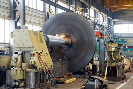 Very large lathe. Processing of the shaft by cutting.のeditorial素材