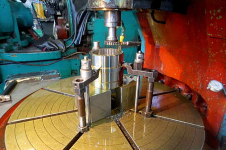 Cutting gears and teeth on a machine with oil cooling, metal cutting.