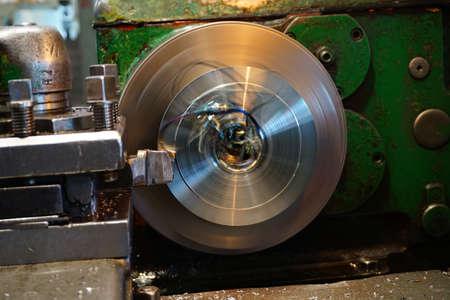 Turning a disk wheel by cutting on a machine.