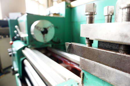 The lathe is in idle mode, the tool holder holds the tool on the guide rails.