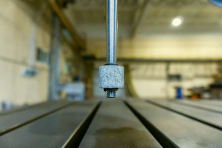 Abrasive grinding wheel on the spindle frame of a circular grinding machine