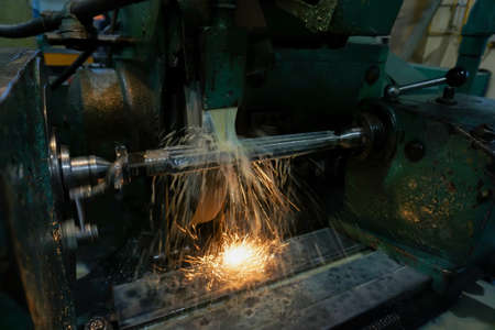 Grinding and high-precision shaft processing on a circular grinding machine with sparks and cooling