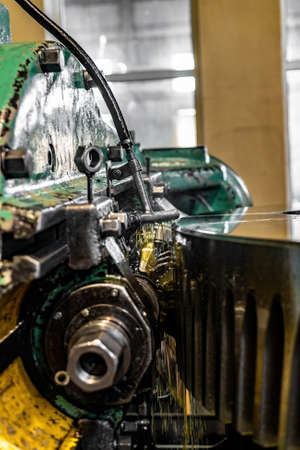 Manufacturing and cutting of a cogwheel tooth on an oil-cooled gear cutting machine.