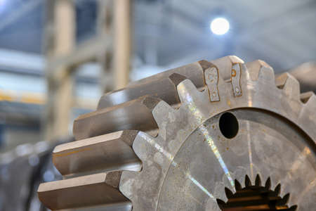 Manufacturing and manufacturing of a cogwheel with internal splines in an industrial plant.