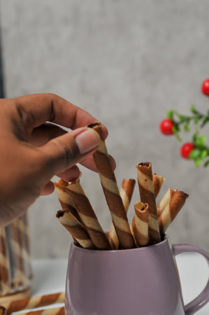 <p>a man's hand took a chocolate snack from a glass</p><p><br></p>の写真素材