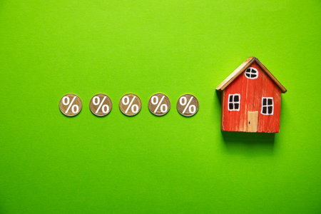 House model and percent symbol on the green background.の写真素材