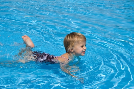 Little girl playing in th blue paddling pool.
の写真素材