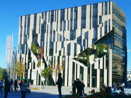 View of green spaces on the facade of the Koe-Bogen building in Dusseldorf in the Hofgarten park, Germany.のeditorial素材
