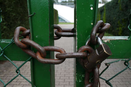 green gate with a chain that lock itの写真素材