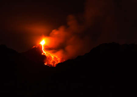 eruption ov vulcano etnaの写真素材