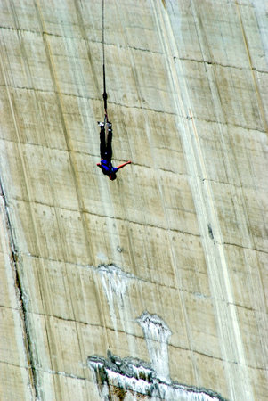 bungee jumping jump from the top of a damの写真素材