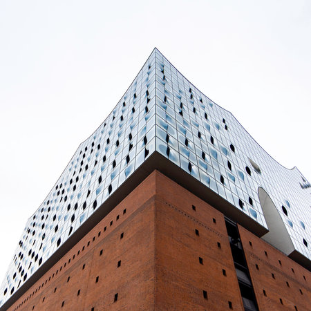 <p>View from bottom to top of the front right edge of the Elbphilharmonie in Hamburg, white background, 1:1, square</p>の写真素材
