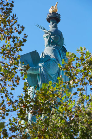 Statue of Liberty in a sunny day, through the treesのeditorial素材
