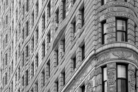 Flatiron building architecture detail background in black and white on September 10, 2016 in New York City. Completed in 1902 was one of the tallest skyscraper in the city with his 20 floors.のeditorial素材