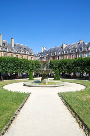 Place des Vosges, path with fountain in the garden in Paris in a sunny summer day, clear blue skyのeditorial素材