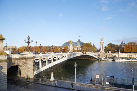 PARIS, FRANCE - NOVEMBER 7, 2019: Alexander III bridge in Paris, people runnung and cycling in a sunny autumn morningのeditorial素材