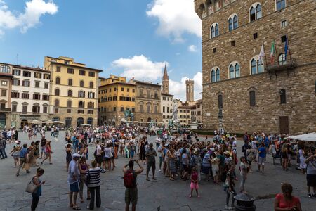 Piazza della Signoria Florence - Tuscany - Italy, 20/08/2014 - The square is crowded with tourists.のeditorial素材