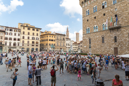 Piazza della Signoria Florence - Tuscany - Italy, 20/08/2014 - The square is crowded with tourists.のeditorial素材