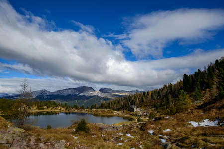 Laghetti di Colbricon con la prima neve autunnaleの写真素材