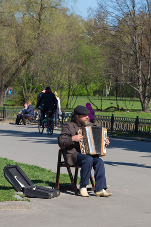MOSCOW - May 2014: Street musician in the botanical garden in spring, in May 2014, Moscow, Russiaのeditorial素材