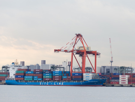 Tokyo - February 7, 2015: Loading a large ship and a lot of containers in the port of February 7, 2015, Tokyo, Japanのeditorial素材