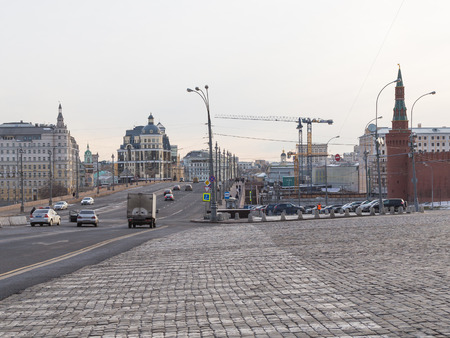 Moscow - January 16, 2015: Big Moskvoretsky bridge, cars go and see the Kremlin January 16, 2015, Moscow, Russiaのeditorial素材