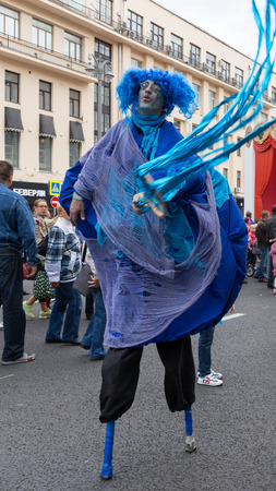 Moscow - September 10, 2016: the City Day in Moscow, and people came to the celebration on Tverskaya Street and the artist in a blue suit entertains people September 10, 2016, Moscow, Russiaのeditorial素材