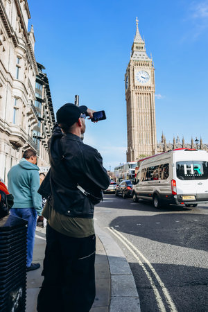 Tourist taking a photo of Big Ben in Londonのeditorial素材