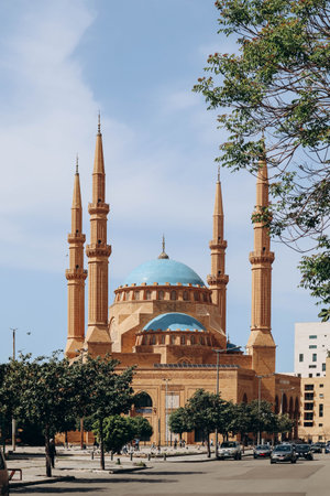 Beirut, Lebanon â 24.04.2023: The Mohammad Al-Amin Mosque, a Sunni Muslim mosque located in downtown Beirut.のeditorial素材