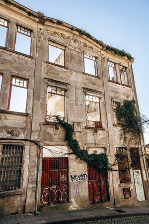An abandoned house with only the facade remaining, near the Crystal Palace Gardensのeditorial素材